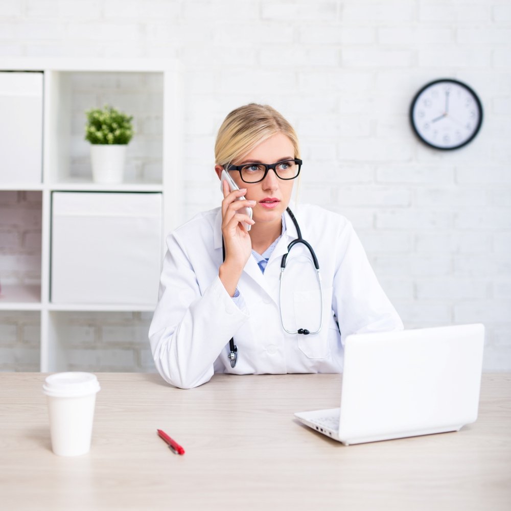 Doctor realizando una consulta de telemedicina