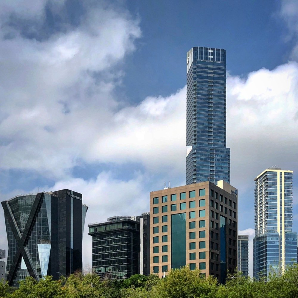 Edificio de oficinas moderno al atardecer
