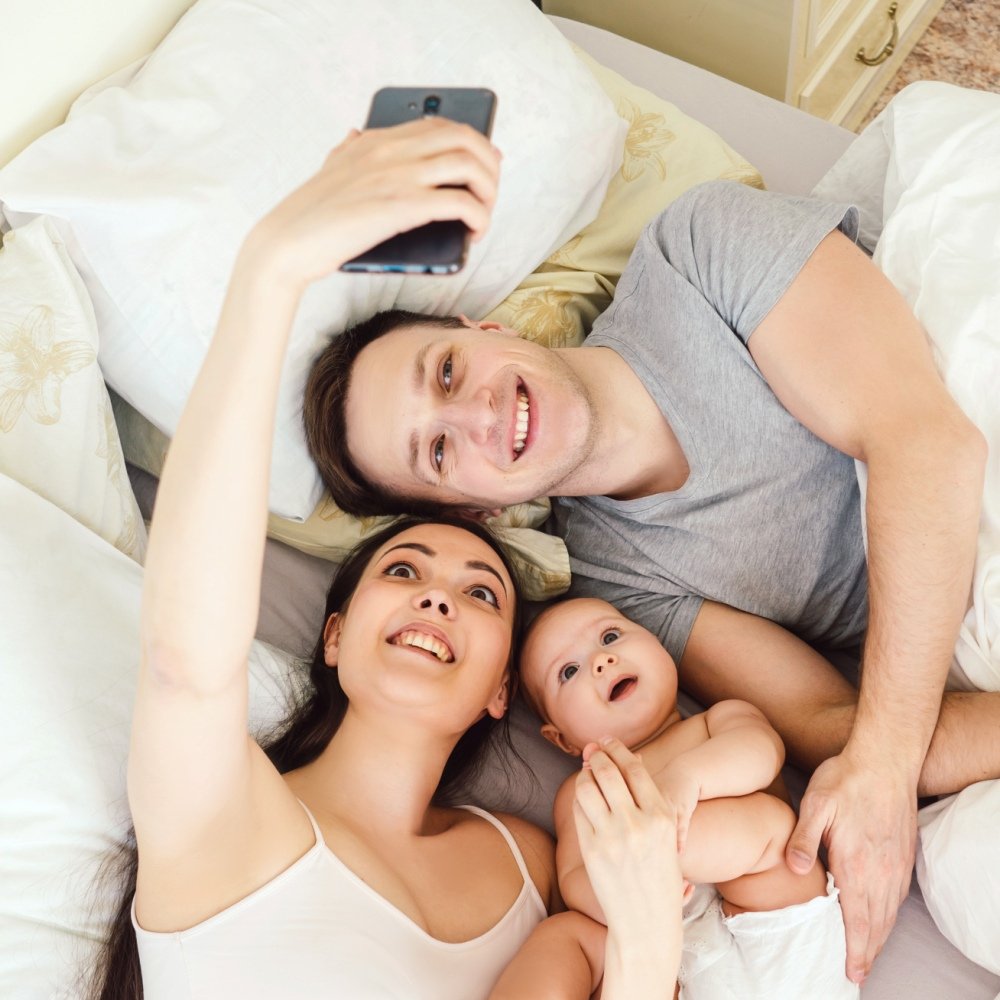 Persona con un yeso en el brazo